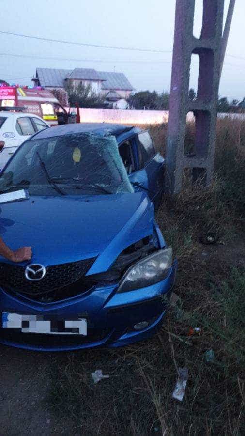 Accident în Argeş. O maşină „Mazda” a intrat într-un stâlp