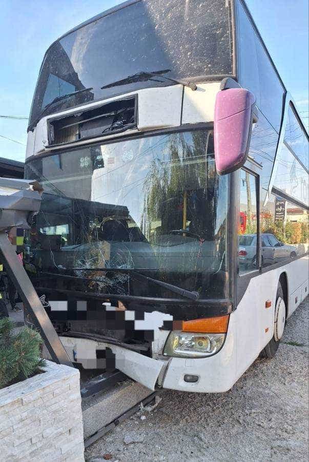 Incident rutier în Argeș. Un autocar a intrat într-o terasă