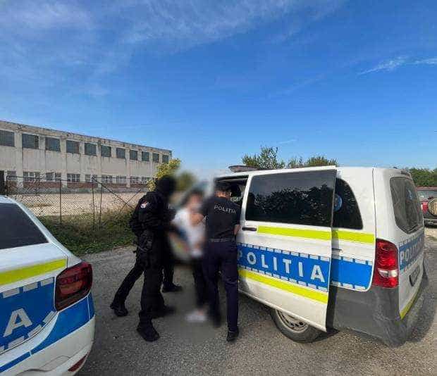 Elev reținut la Mioveni pentru lovirea unei colege de liceu! Are 17 ani!