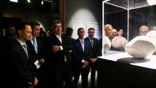 Premierul Marcel Ciolacu, împreună cu mai mulţi miniştri, la deschiderea expozitiei Brâncuşi de la Timişoara