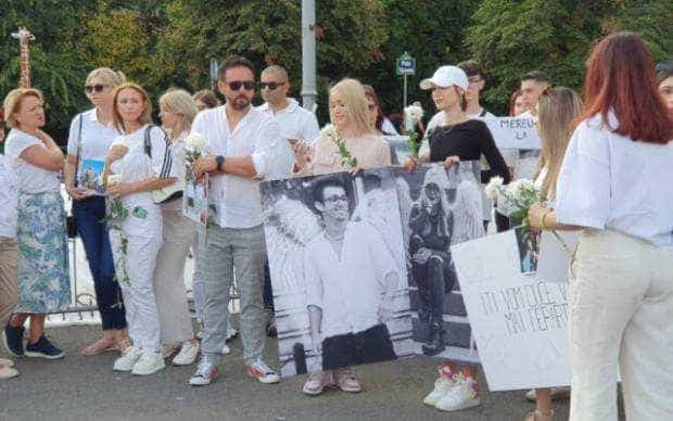 Rudele și prietenii celor doi tineri care au murit în accidentul de la 2 mai au protestat în Piața Victoriei