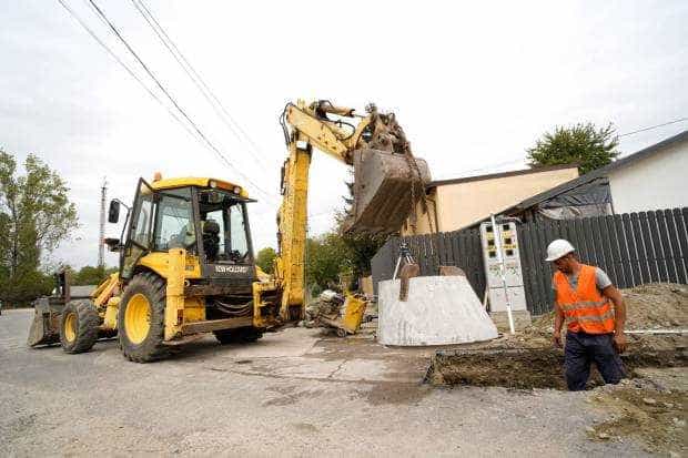 Pitești: Au început lucrările de introducere a rețelelor de apă și canalizare în colonia ACH