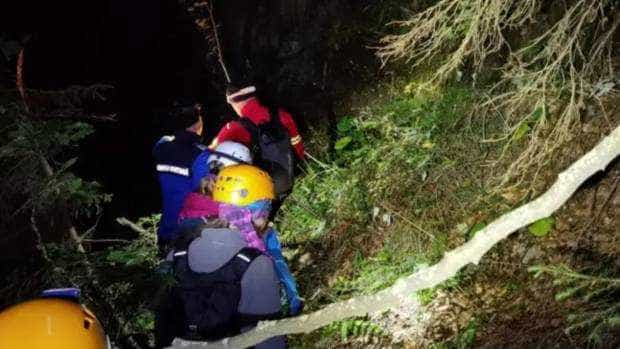 Opt persoane rătăcite pe munte, salvate după 10 ore