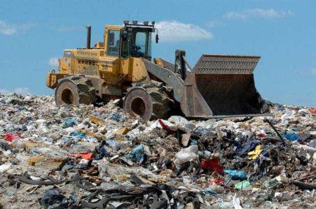 Cazul deșeurilor din România: 10.000 € câștig pe camionul de gunoi importat și aruncat pe câmp