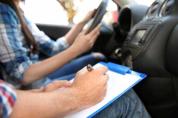 Instructor auto, reținut pentru șantaj și agresiune