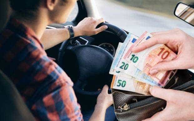 Un instructor auto a pretins suma de 1.500 de lei pentru „a ajuta“ un cursant la proba practică