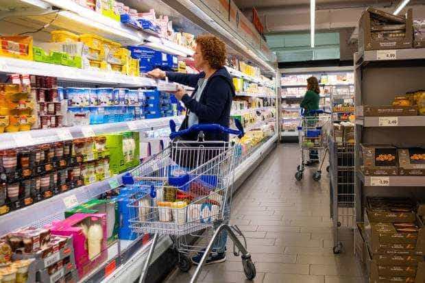 Plafonarea adaosului comercial la alimentele de bază, prelungită cu 3 luni. Lista produselor, extinsă