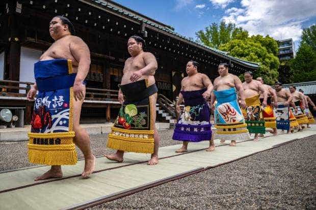 Mai mulți luptători de sumo care mergeau la un concurs nu au fost primiți în avion din cauza greutății