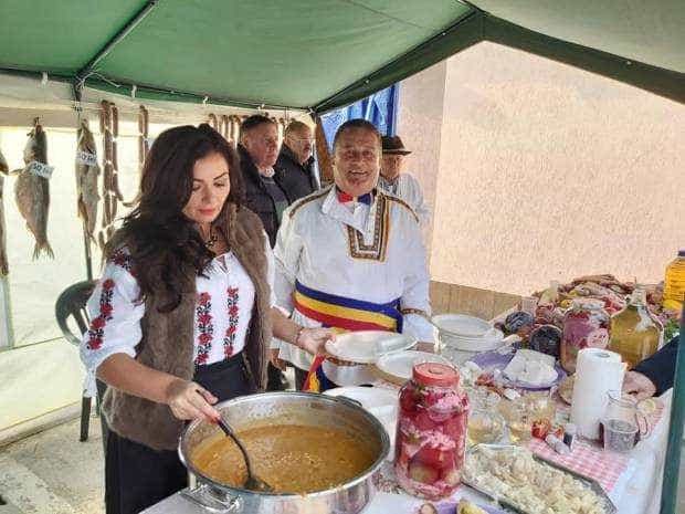 Ospăț pe gratis la Băbana, de Ziua Recoltei. Primarul Bebe Ivan pregătește pastrama