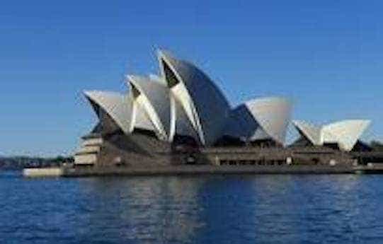 20 Octombrie 1973: Se inaugurează Opera din Sydney, în prezenţa Reginei Elisabeta a II-a a Marii Britanii