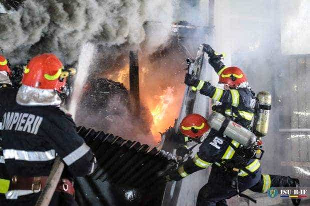 Arde la Leordeni, în Argeş! Un băiat de 12 ani, luat cu salvarea!