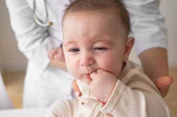 Durerile de dinți la bebeluși: 5 remedii simple