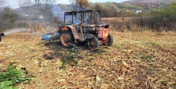 Video. În Argeș, un tractor a ars pe ogor
