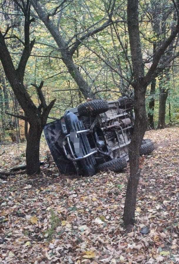 Cetățeni. Un bărbat a murit după ce s-a răsturnat cu mașina în pădure