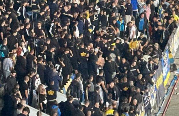 Bătaie cu scaune și steaguri în timpul meciului Petrolul – FCSB. Un jandarm, rănit