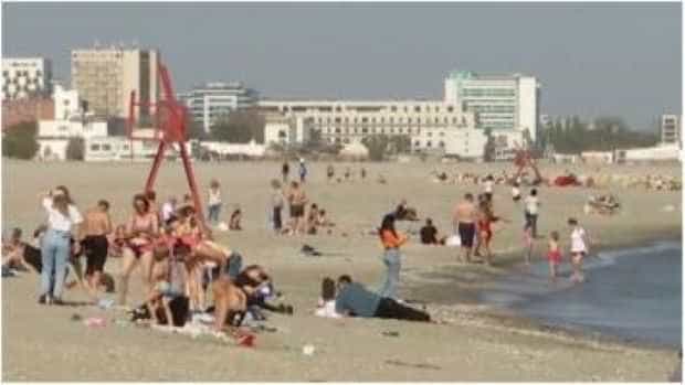 La sfârșit de octombrie, turiștii au făcut baie în mare și s-au bronzat