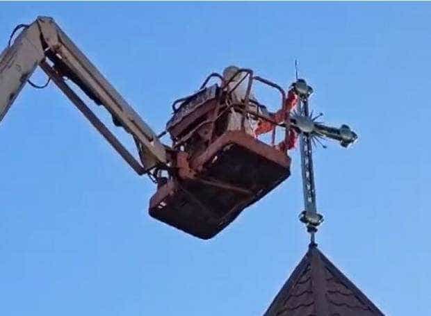 Arhiepiscopul Tomisului a sfințit noile cruci ale unei biserici de pe o macara