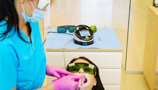 Clinica de medicină dentară Dr. TEO – Zâmbim oricând împreună! ALBIREA DINŢILOR CU LASERUL BIOLASE