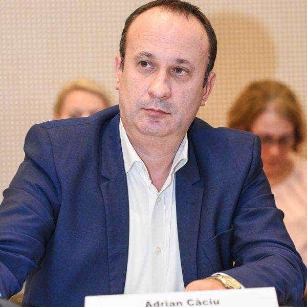 Adrian Câciu: „90% dintre români câştigă sub 4.000 de lei pe lună şi noi dezbatem despre 5.000 lei cheltuiţi la un comerciant”