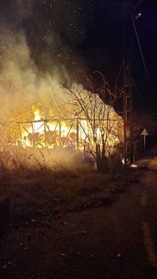 Video. Pompierii au luptat două ore să stingă incendiul din Băiculești