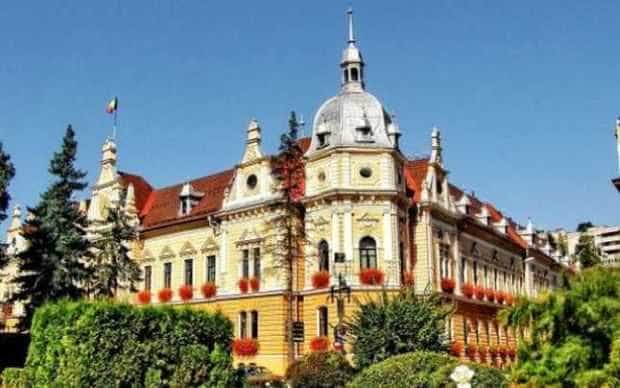 Scandal între USR și PNL, la Brașov. Edilul, acuzat că a blocat accesul liberalilor în primărie