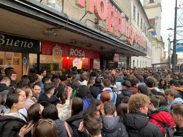 Sute de tineri au blocat un bulevard pentru o shaorma gratuită de Black Friday