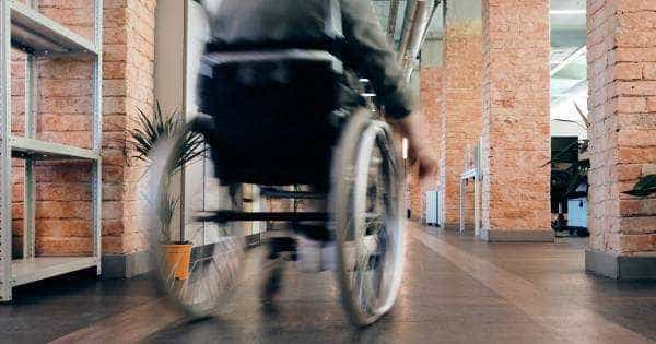 Lege promulgată. Persoanele cu handicap ireversibil scapă de drumurile inutile la comisiile de evaluare