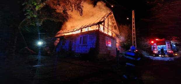 O casă a luat foc în Câmpulung. Atac de panică