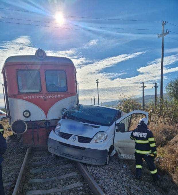 Mașină lovită de tren, în Băiculești. Șoferul a fost rănit