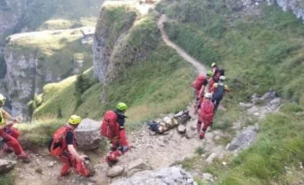 Bărbat salvat de jandarmii montani după ce a rămas blocat în zăpada de peste un metru