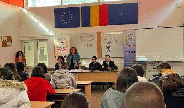 Conducerea Baroului Argeș, întâlnire cu elevii de la Liceul Astra pe tema consumului de droguri