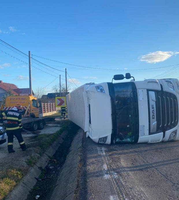 Tir răsturnat în Drăganu