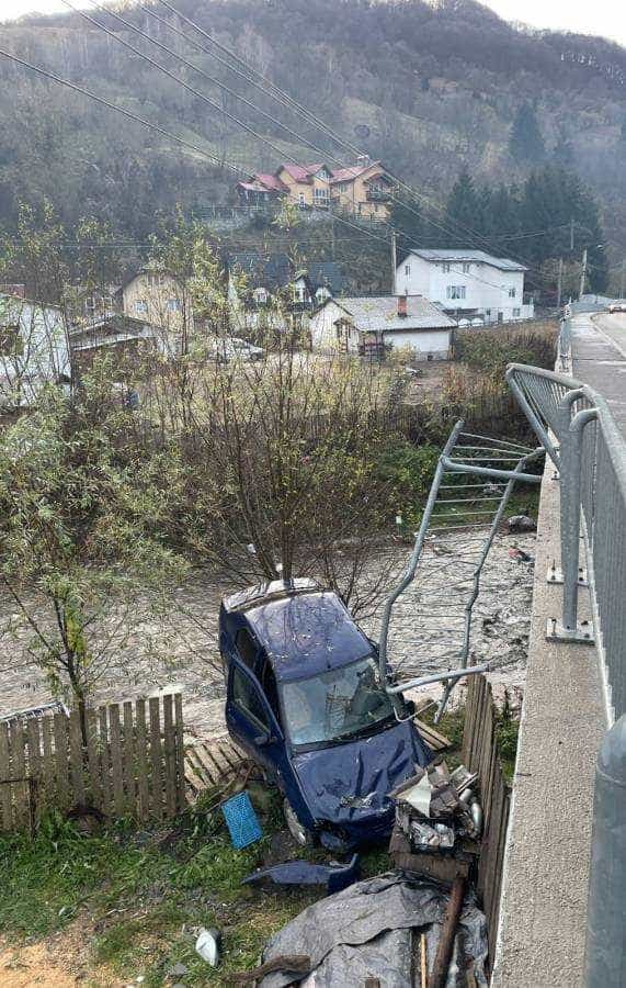 Mașină  căzută de pe pod la Rucăr