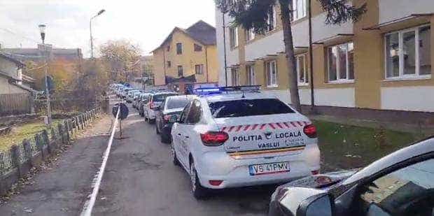 Coloană uriașă de mașini ale polițiștilor locali din țară la funeraliile polițistului Condoruș Savaste