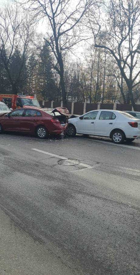 Accident la Pitești, lângă Spitalul Militar. Două persoane, luate cu ambulanța
