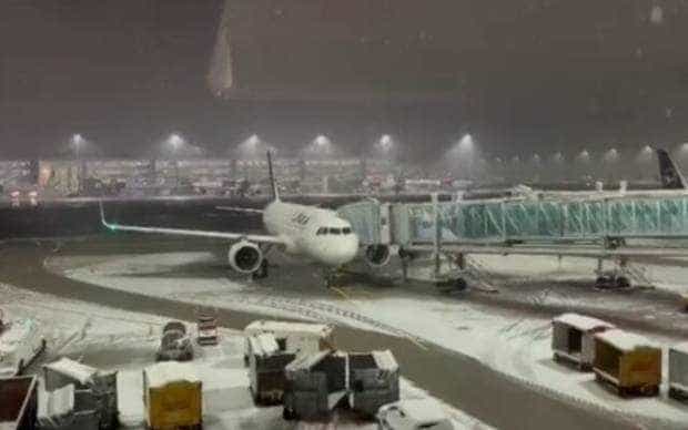 Mai mulți români, blocați în aeroportul din Munchen din cauza ninsorilor abundente