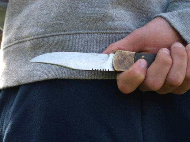 Un bărbat a amenințat trecătorii cu un cuțit şi a tăiat anvelopele mai multor mașini