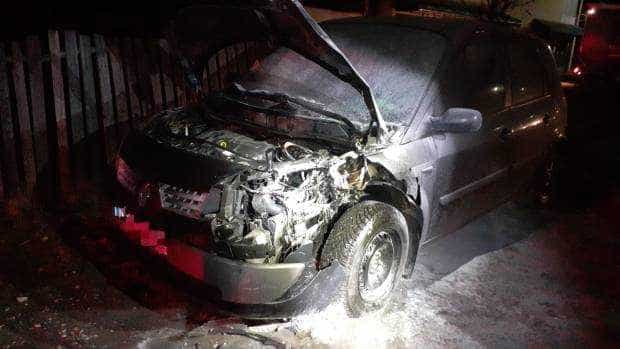 O mașină parcată a luat foc la Lerești, în Argeș