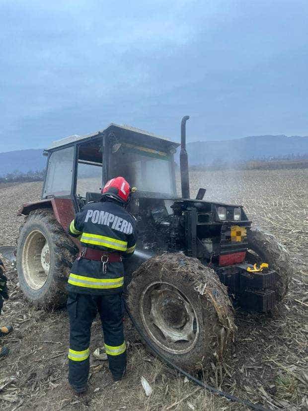 În Argeș, un tractor s-a aprins de la motor