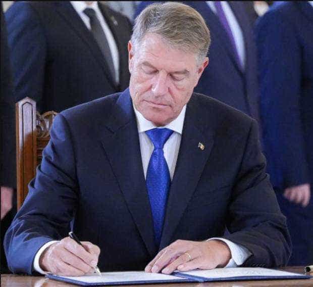 Iohannis a semnat decretul de eliberare din funcție, prin pensionare, pentru două judecătoare din Argeș