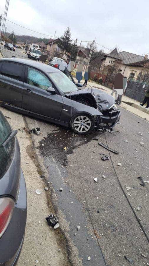 Accident la Mioveni. S-a înfipt cu BMW-ul în stâlp!