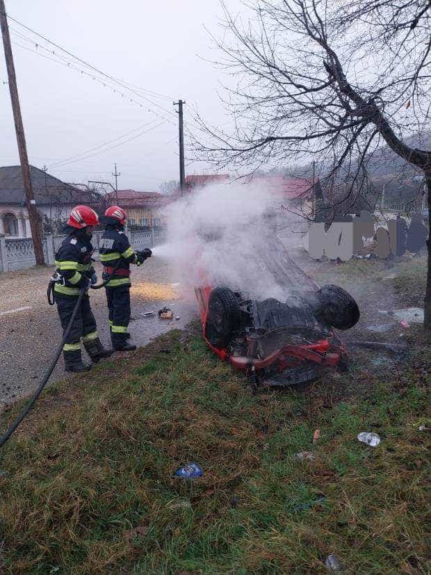 O mașină s-a răsturnat în Argeș! O tânără, dusă la spital