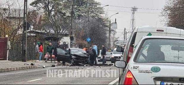 Accident grav la Pitești, pe strada Stadionului! O șoferiță, descarcerată!