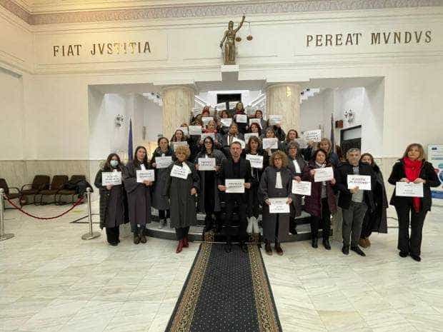 Protest la Curtea de Apel Pitești! Revendicări salariale