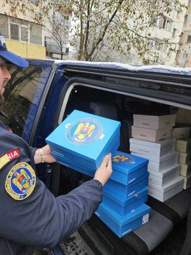 Jandarmii au dăruit ghetuțe copiilor din Hârsești și de la Centrul  „Sf. Filofteia” Ștefănești