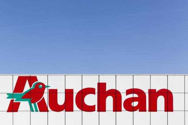 Un miliardar apropiat premierului Orban cumpără 47% din operaţiunile locale ale Auchan