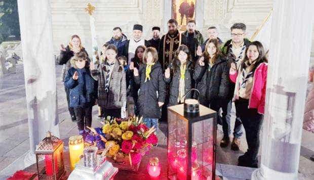 28 de cercetaşi din Argeş au adus Lumina Păcii de la Bethleem în judeţ