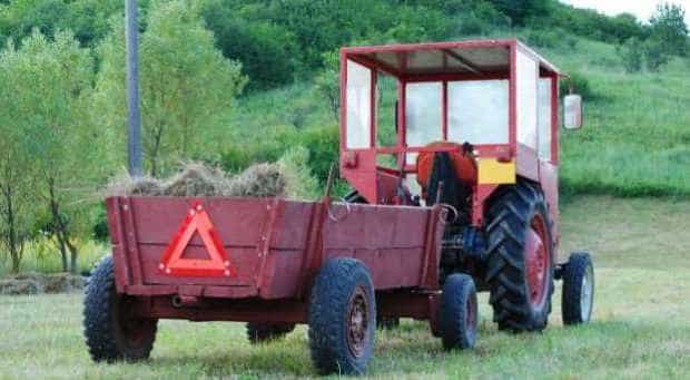 Argeș. Trăgea cu tractorul o căruță cu lemne, dar nu avea permis