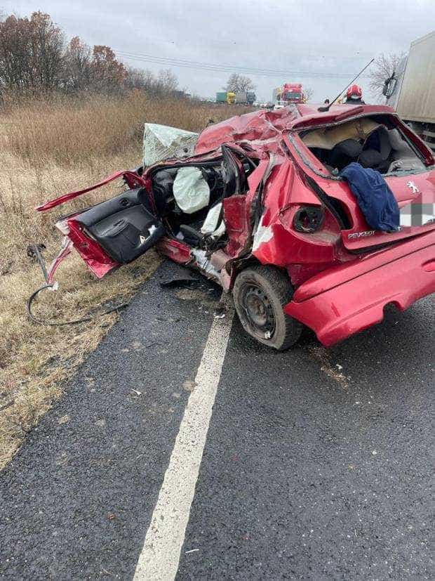 Accident în Argeș. Mașină făcută praf și o tânără dusă la spital