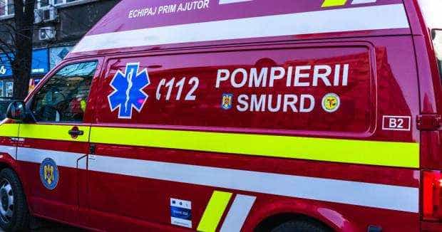 Trei elevi voluntari SMURD au salvat un bărbat căzut pe stradă